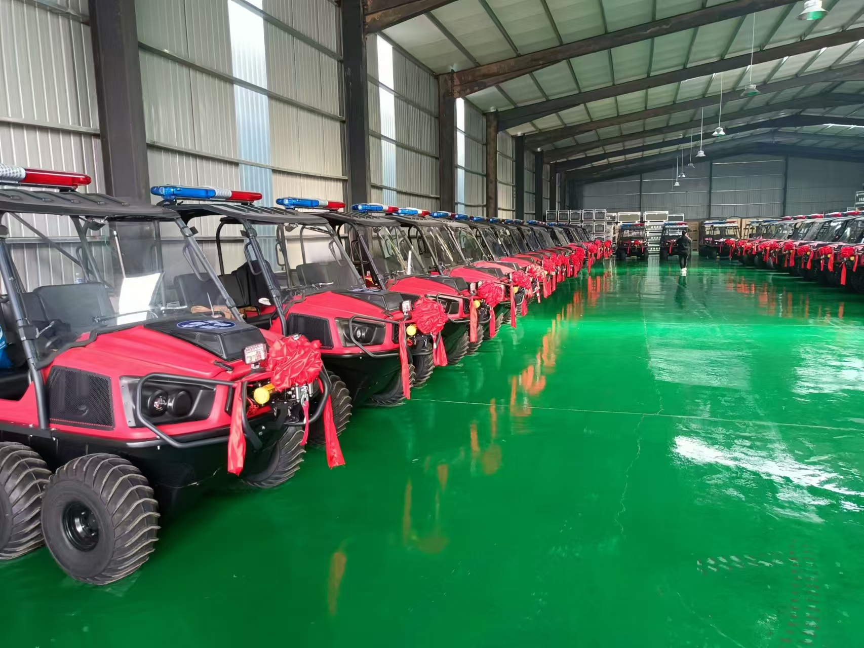 祝賀！河北五星“國債資金應急救援能力提升工程項目”中標的55輛“水陸兩棲車”列隊完畢，準備發貨！